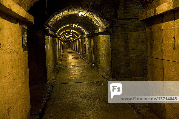 Langer Korridor Deutsches Untergrund-Militärkrankenhaus  Guernsey  Kanalinseln  UK