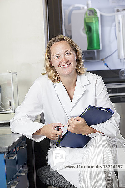 Porträt einer lächelnden Wissenschaftlerin