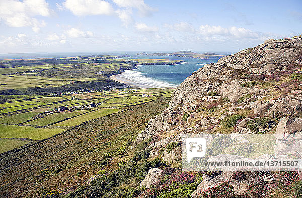 Whitesands Bay und Ramsey Island von Carn Llidi  St David´s Head  Pembrokeshire  Wales
