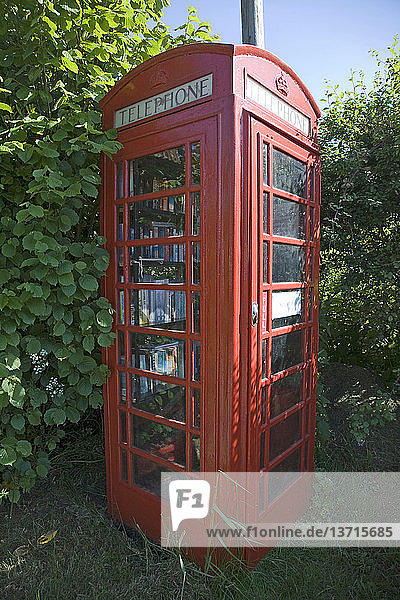 Alte rote Telefonzelle für Büchertausch  Suffolk  England
