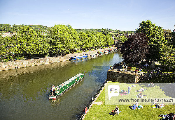 Schmale Boote auf dem Fluss Avon und Menschen in den Parade Gardens  Bath