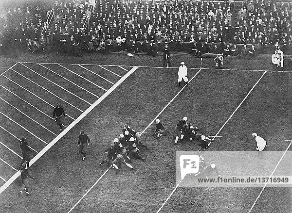 Boston  Massachusetts: Am 21. November 1931 beendet Yale Halfback Albie Booth seine College-Karriere mit einem Dropkick  mit dem er Harvard im 50. jährlichen Footballspiel zwischen den beiden Schulen auf dem Soldiers Field mit 3:0 besiegt.