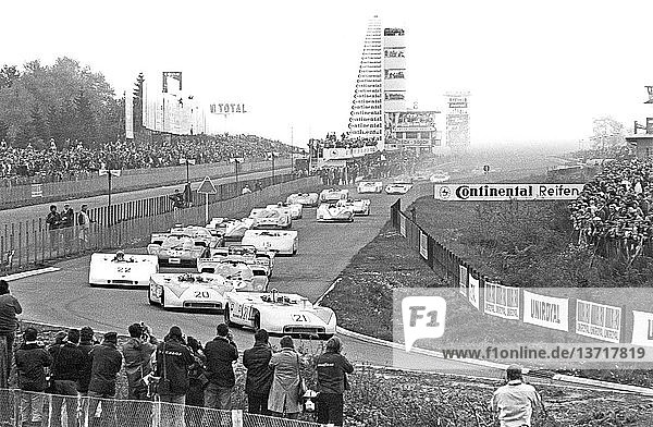 In der ersten Runde  als es in die Sudkehre ging  führten die Porsche 908 das Feld an. Nr. 22 Vic Elford-Kurt Ahrens´ Porsche 908 gewinnt das Rennen. Nürburgring 1000Kms  Deutschland 31. Mai 1970. '