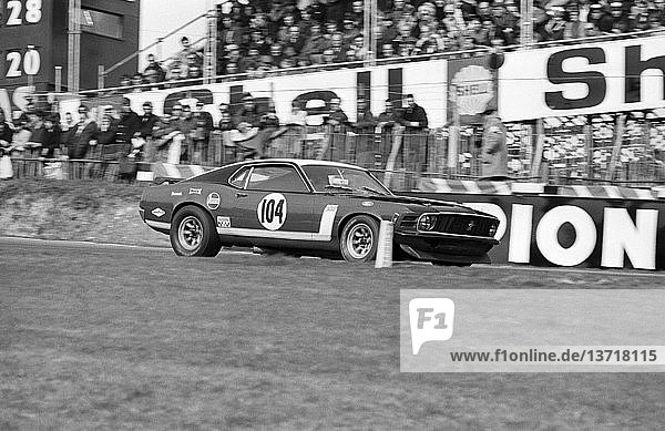 Frank Gardner gewinnt das Rennen um die Guards Trophy in einem Ford Mustang Boss 302. Brands Hatch  England  22. März 1970.