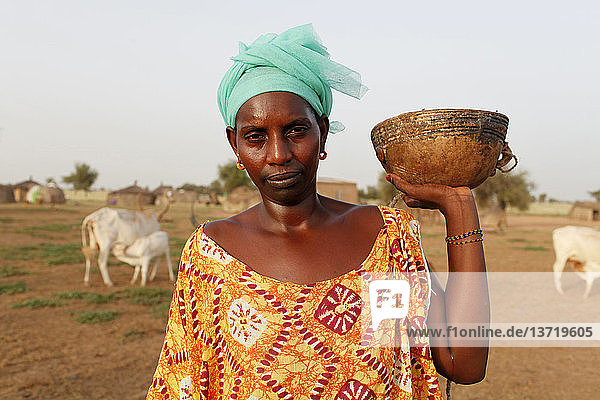 Peul Frau hält eine Schüssel mit frischer Milch