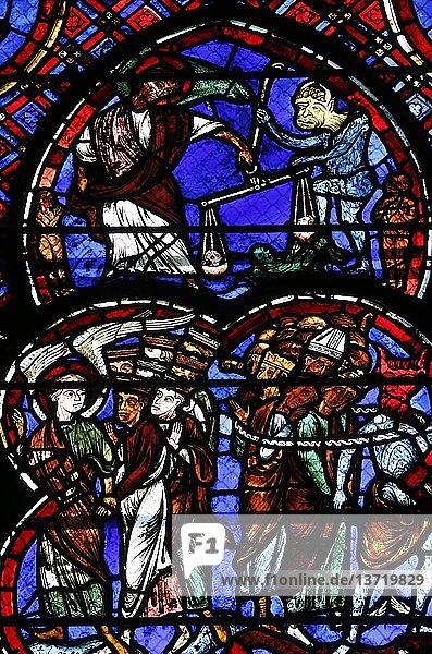 Das Jüngste Gericht  Glasfenster  Kathedrale von Bourges  13. Jahrhundert.