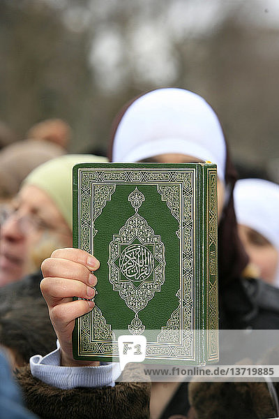 Muslimische Demonstration in Paris. Kuran