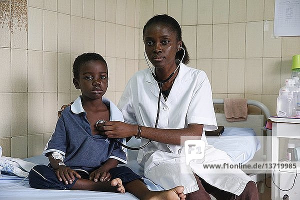 Krankenhaus Libreville  Krankes Kind  Konsultation.