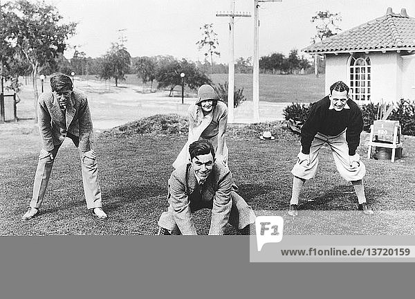 Tampa  Florida 7. Januar 1926 Vier der berühmtesten amerikanischen Sportstars geben eine sportliche Vorführung im Temple Terrace Country Club. L-R: JIm Barnes  British Open Golf Champion; Helen Wainwright  Olympiasiegerin im Tauchen und Schwimmen  ´Red´ Gr