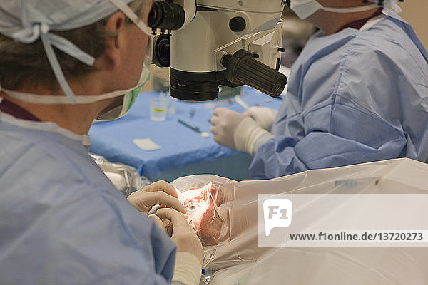 Arzt führt Viskoelastikum in das Auge eines Patienten ein