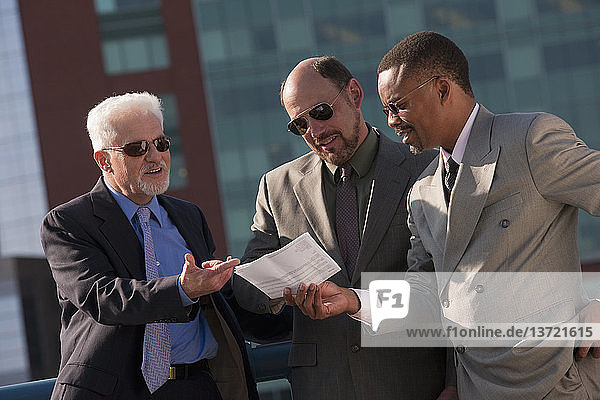 Geschäftsleute besprechen ein Dokument