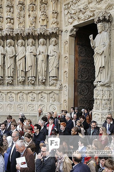 Gläubige beim Verlassen der Kathedrale Notre-Dame de Paris.