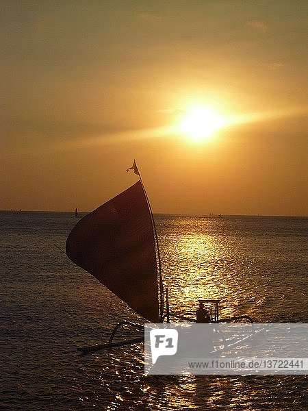Fischerboot bei Sonnenuntergang  Amed  Indonesien.
