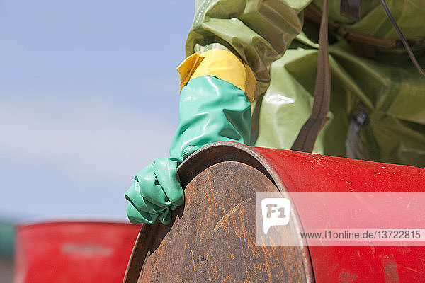 HazMat-Feuerwehrmann beim Transport eines Chemikalienfasses