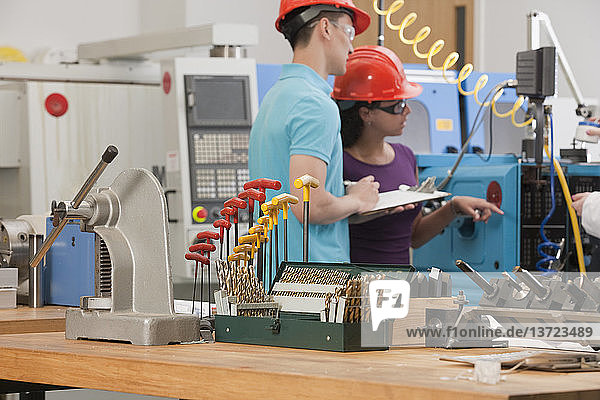Ingenieurstudenten bei der Arbeit in einem CNC-Maschinenlabor