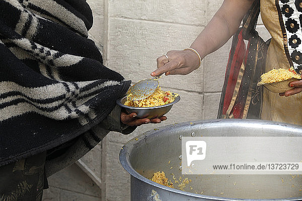 Lebensmittelverteilung während der Kumbh Mela in Haridwar