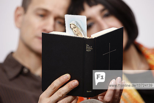 Ehepaar liest ein Gebetbuch