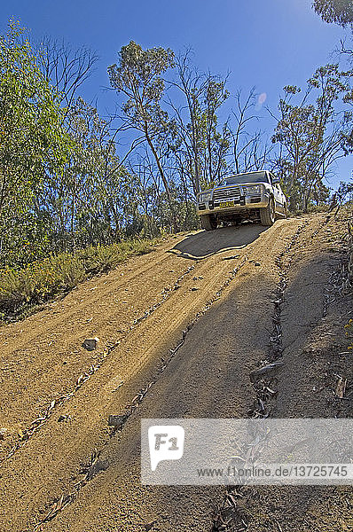 Fahrzeug mit Allradantrieb auf rauer Piste  Snowy Wilderness  Snowy Mountains  New South Wales  Australien