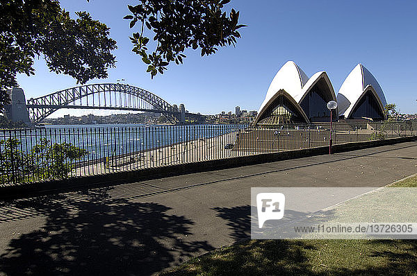 Sydney Opera House und Sydney Harbor Bridge von Dawes Point  Sydney  New South Wales  Australien
