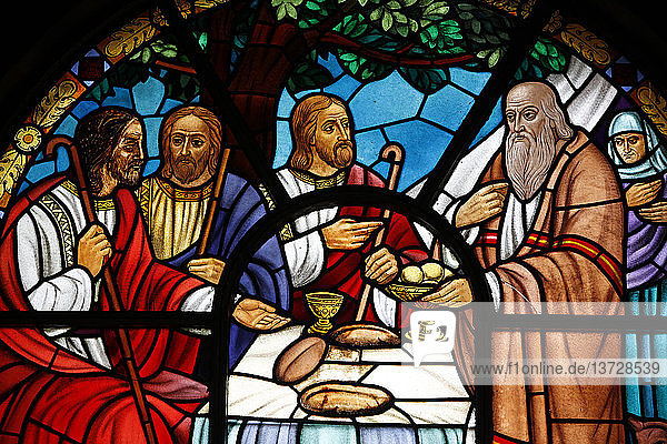 Buntglasfenster mit einer biblischen Szene aus der Genesis in der Kathedrale der Heiligen Dreifaltigkeit: Abraham trifft die Heilige Dreifaltigkeit in Mamre