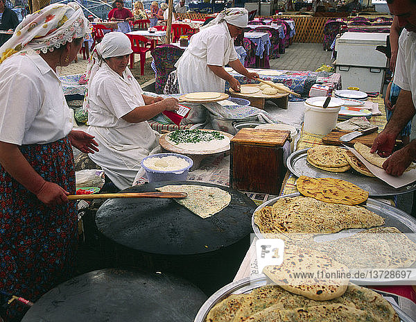 Frauen machen Pfannkuchen auf dem Markt von Fethiye  Türkei