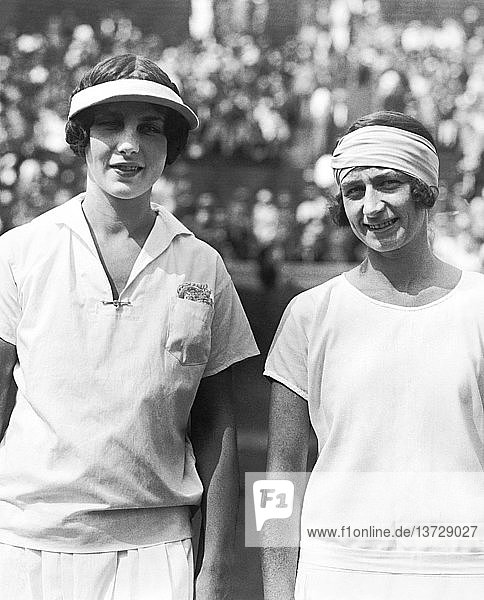 Forest Hills  New York: 24. August 1925 Helen Wills (links) besiegte heute im West Side Tennis Club die Engländerin Katheleen McKane und behielt damit ihren Titel als National Woman Champion.