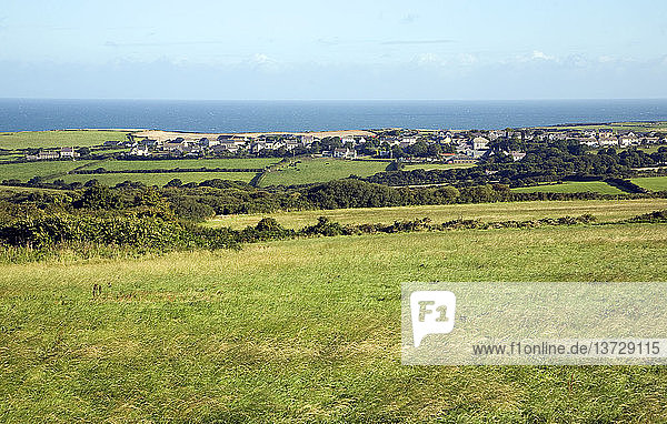Lineares Küstendorf Trefin  Blick über Felder  Pembrokeshire  Wales