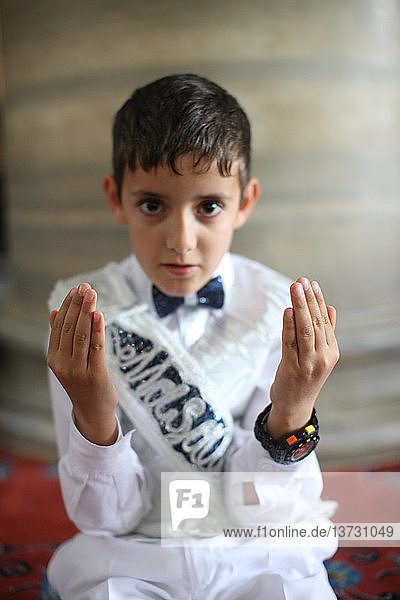 Eyap-Moschee. Junge trägt die traditionelle Tracht für die Beschneidungszeremonie