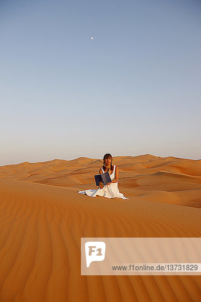 Frau liest die Bibel in der Wüste