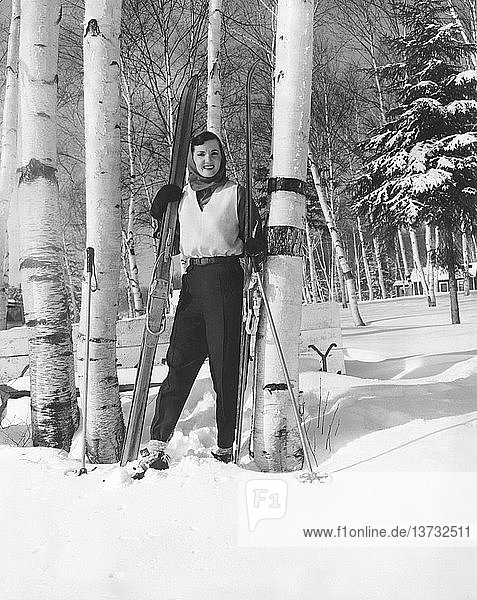 Lake Of Bays  Ontario  Kanada: ca. 1956 Eine junge Frau mit ihren Langlaufskiern in einem Birkenhain.