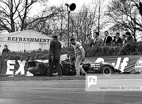 Tim Schencken´s Chevron B8 nach einem Unfall beim BOAC International Rennen in Brands Hatch  England  13. April 1969. '