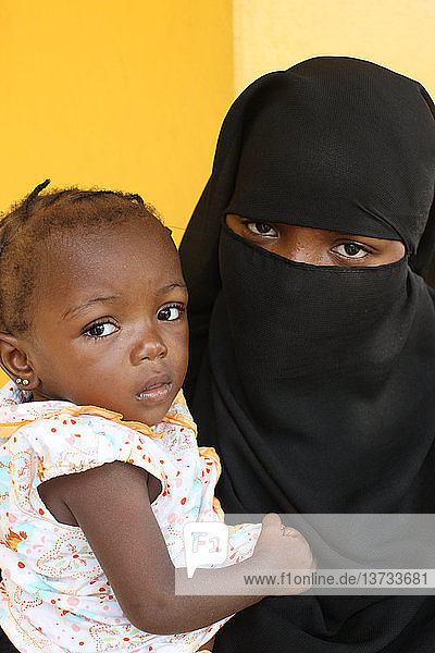 Muslimisches afrikanisches Mädchen mit Mutter