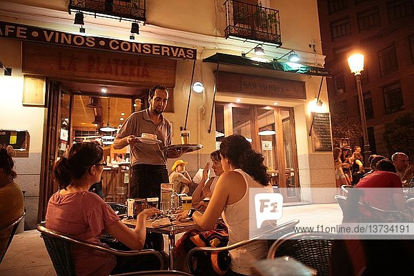 Cafe bei Nacht  Madrid  Spanien.