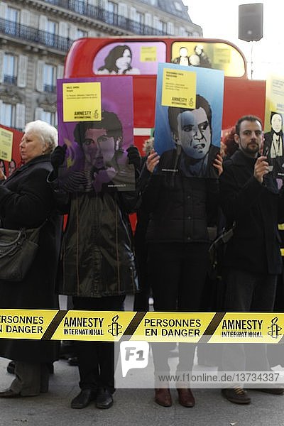 Aktivisten von Amnesty International demonstrieren in Paris  Frankreich