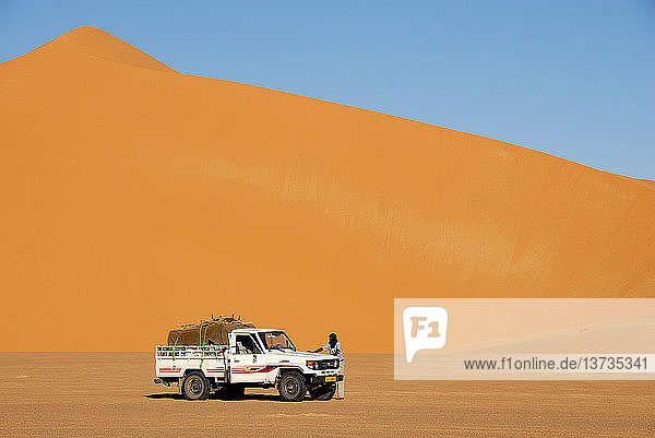 Fahrzeug in der Wüste Erg Ubari
