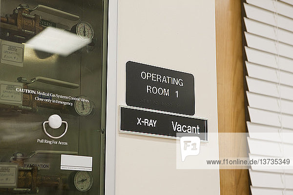 Operationssaal und Röntgenschilder