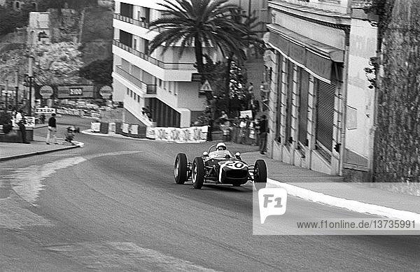 Stirling Moss im Lotus-Climax 18 des Walker-Teams setzt sich von Ste Devote ab und gewinnt das Rennen. Großer Preis von Monaco  14. Mai 1961.