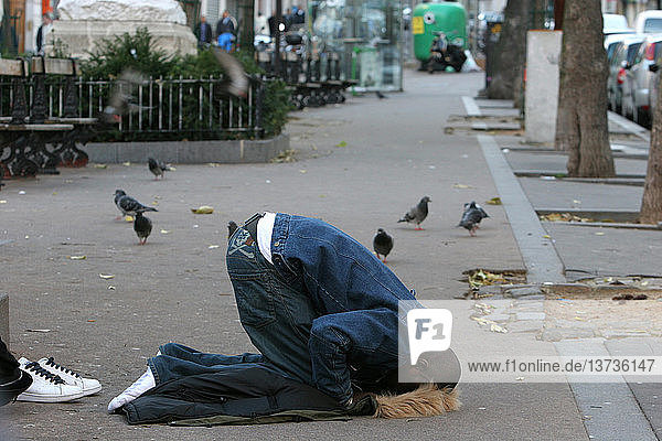 Muslimisches Gebet in einer Straße in Paris