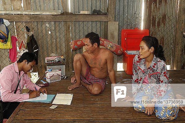 Chamroeun-Mikrofinanz-Kreditberater Chin Sokreth bei einem Kunden zu Hause  Kambodscha