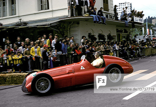 Juan Manuel Fangio in einem Alfa Romeo 158 in Montreux  Schweiz 1976.