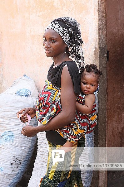 Afrikanische Frau trägt ihr Baby auf dem Rücken  Lome  Togo .