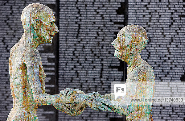 Das Holocaust-Mahnmal  Miami Beach Detail einer Skulptur von Kenneth Treister: Liebe und Schmerz