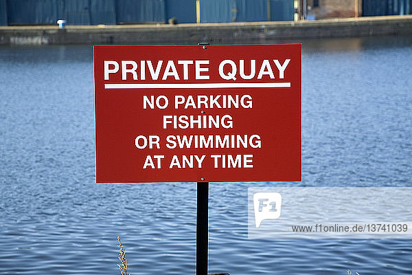 Schild Private Quay - Parken für schwimmende Fischer zu jeder Zeit verboten   Wet Dock  Ipswich  Suffolk