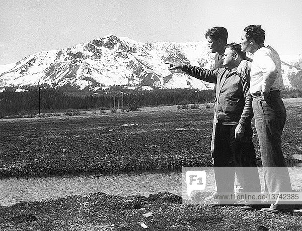 Lake Tahoe  Kalifornien: 29. März 1934 Schwergewichtsboxer Max Baer (rechts) und Freunde blicken vom Globins Hotel am Lake Tahoe auf die Sierra Mountains  wo er für seinen bevorstehenden Kampf gegen Champion Primo Carnera trainiert.