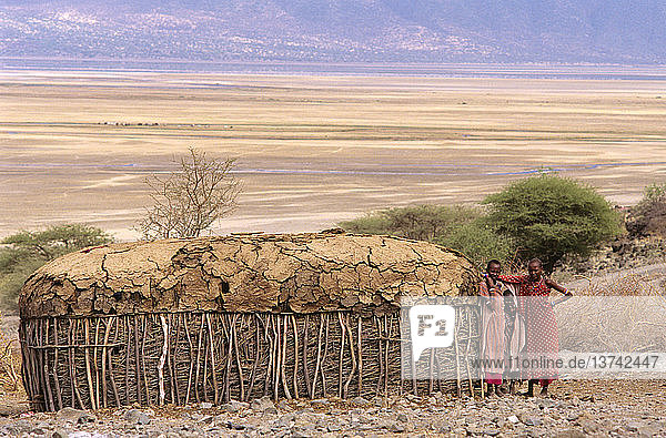 Masai-Haus mit mit Kuhdung verputztem Dach in der Nähe von Champole  Great Rift Valley  Kenia