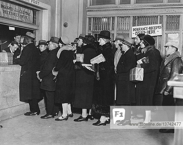 New York  New York: 22. Dezember 1927 Die Menschen stehen am Paketschalter des General Post Office in N.Y. Schlange  um ihre Weihnachtspakete zu verschicken.
