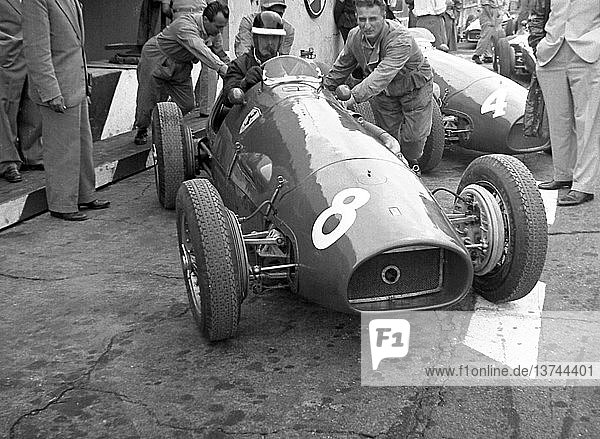 Mike Hawthorn in seinem Ferrari  1950er Jahre.