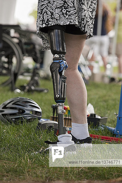 Frau mit Beinprothese bereitet sich auf Radrennen vor