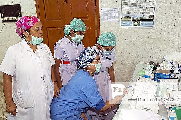 Niederländische Krankenschwester unterrichtet einheimische Krankenschwestern  Munshiganj  Bangladesch.