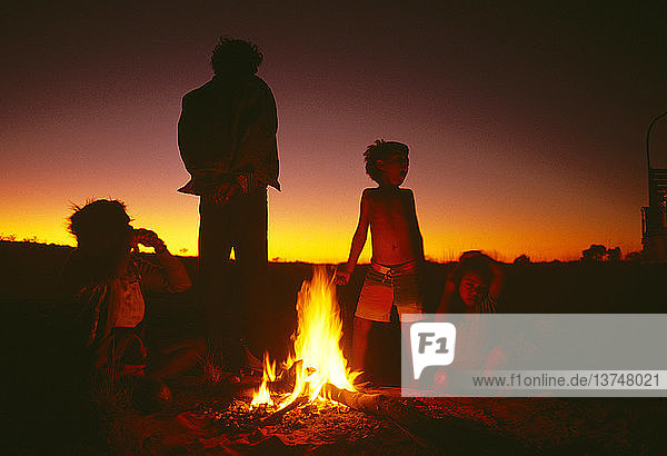 Australische Aborigine-Familie am Lagerfeuer  Canning Stock Route  Westaustralien